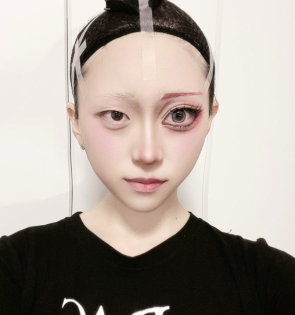 コスプレイヤーの半顔メイク