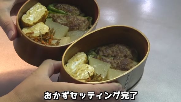 「となりのトトロ」に登場する弁当の下に追加したおかずを配置