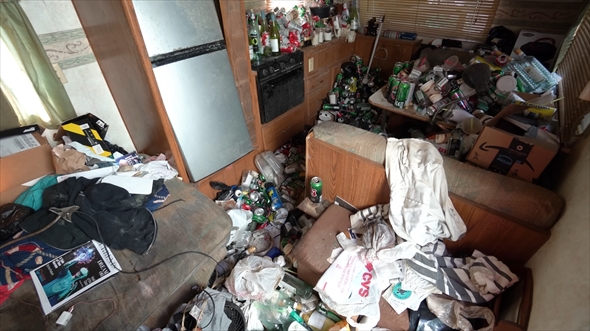 ゴミ部屋と化したトレーラー