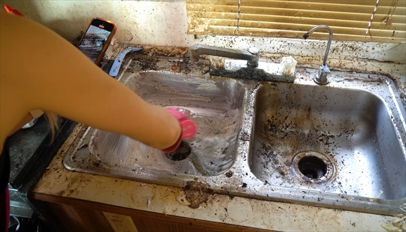 ゴミ部屋と化したトレーラー