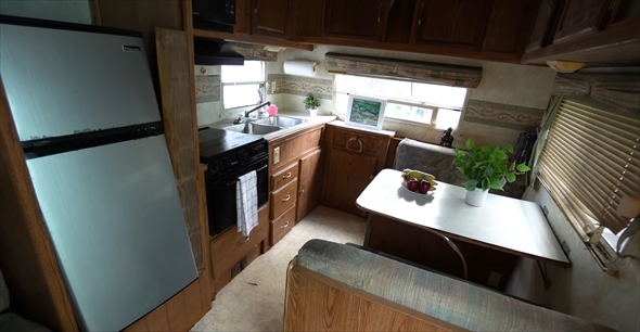 ゴミ部屋と化したトレーラー