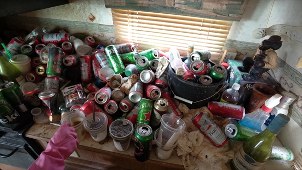 ゴミ部屋と化したトレーラー