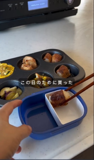 おかずを弁当箱に詰める様子