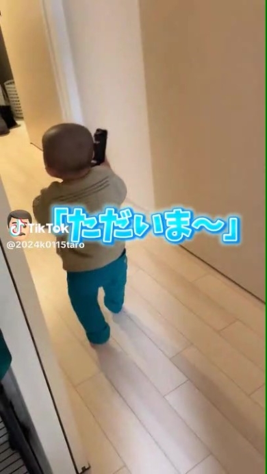 玄関に向かう赤ちゃん