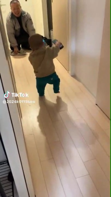 玄関に向かう赤ちゃん