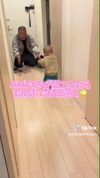 玄関に向かう赤ちゃん
