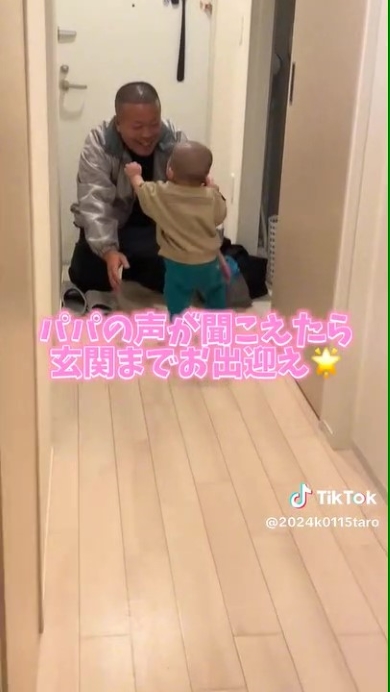 パパとハグをする赤ちゃん