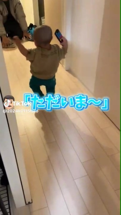 玄関に向かう赤ちゃん