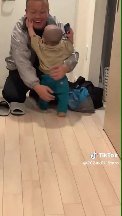 パパとハグをする赤ちゃん