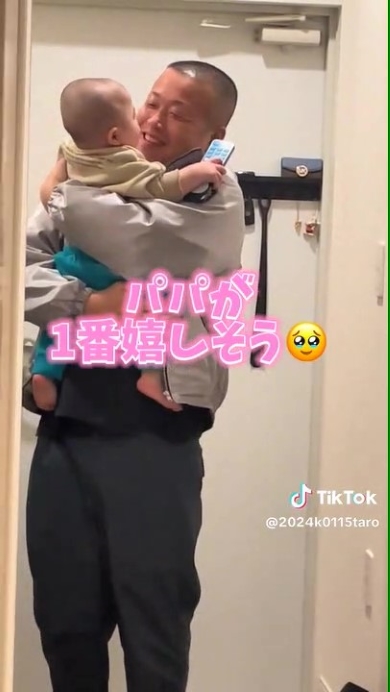 パパに抱っこされた赤ちゃん