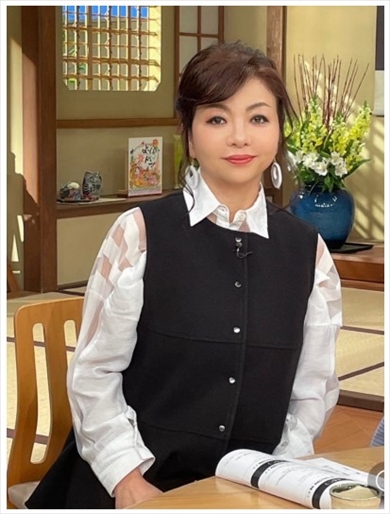 スタッフに手作り弁当を振る舞っているハイヒール・モモコ