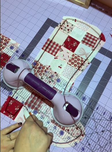 プロジェクターを使って布をブーツ型にカット