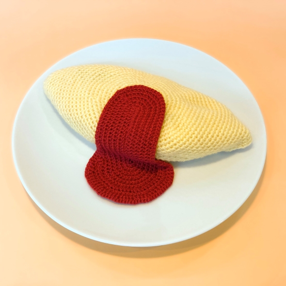 お皿に乗ったオムポーチ