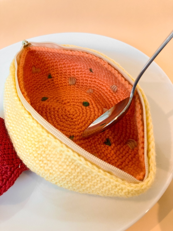 オレンジ色のポーチ内側