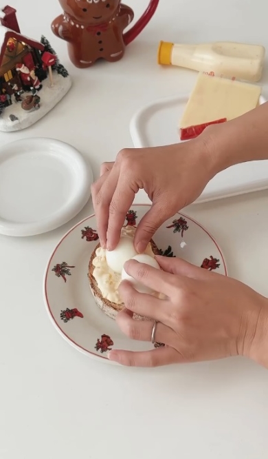 パンと具材で雪だるまを作る様子