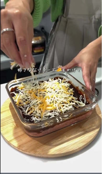 チーズをたっぷりかける様子