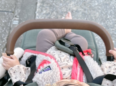 帽子をかぶった赤ちゃん