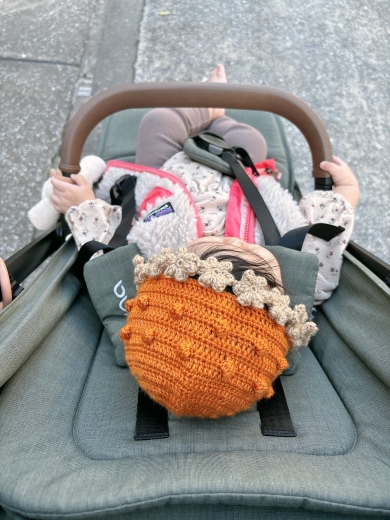 帽子をかぶった赤ちゃん