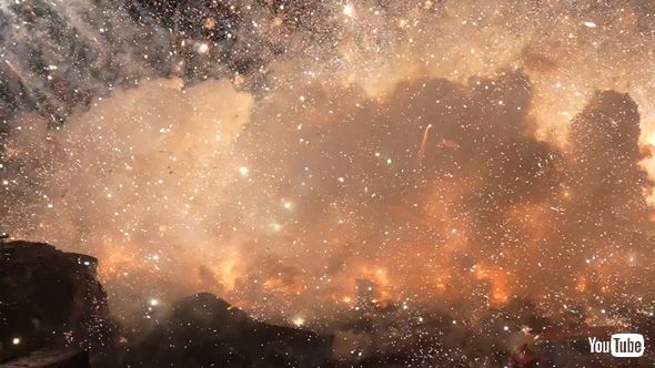 花火 6000発 ロケット花火 3000発 点火 実験 爆発 連鎖反応