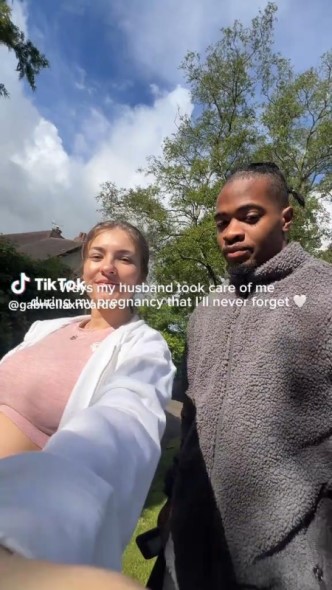 妊娠中の妻に寄り添う夫