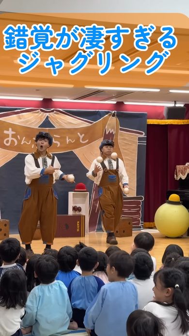 ボールを取り合いながらジャグリングする2人組のパフォーマー