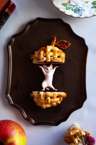 アップルパイと猫の置き物