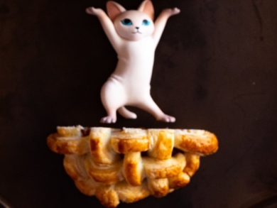 アップルパイと猫の置き物