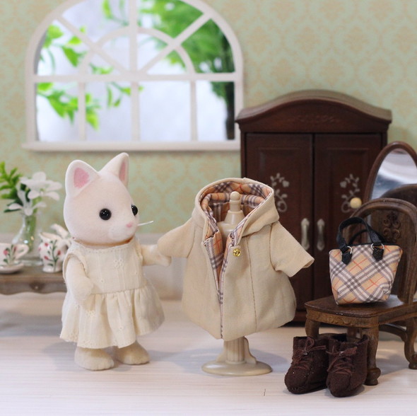 バーバリーチェックの服を着るシルバニアファミリー