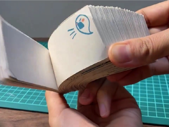 持つ場所で中身が変わるパラパラ漫画