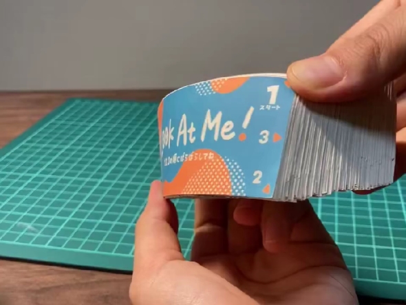 持つ場所で中身が変わるパラパラ漫画