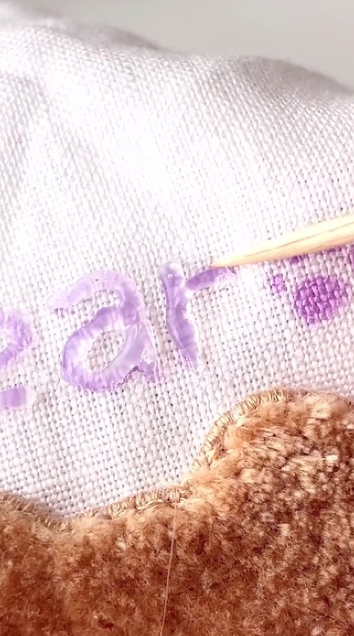 グルーガンを使って文字刺しゅう