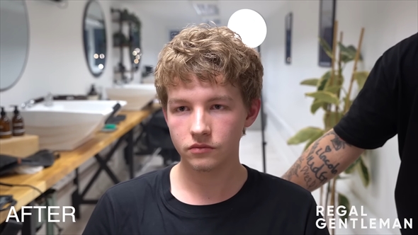 手強いパーマヘアの若者が美容師の手で大胆イメチェン