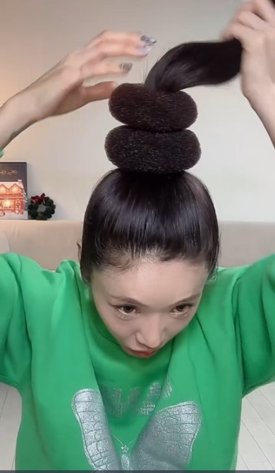 大きなダイソーのドーナツリングで髪を留める様子