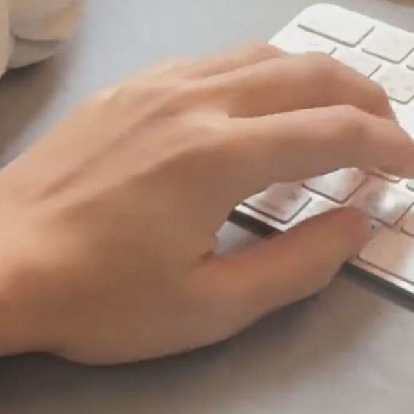 キーボードで入力する手