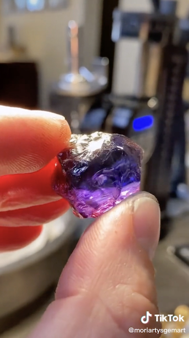 タンザナイトの原石