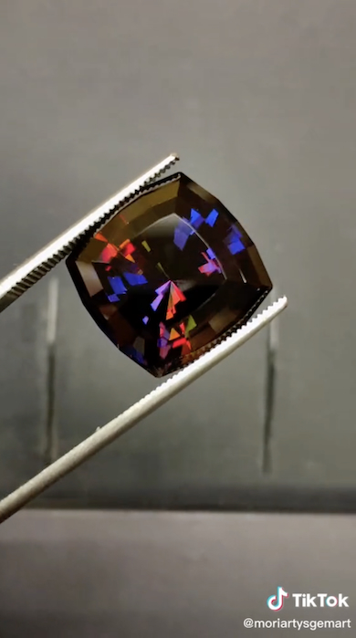 カットしたタンザナイト