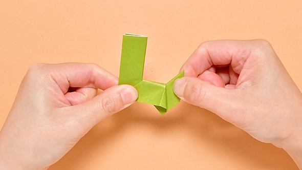 折り紙で作るヘビの箸置き