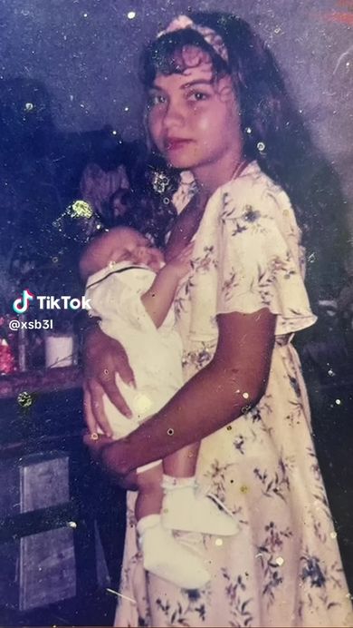 母親そっくりに成長した女性が赤ちゃんだった頃の写真