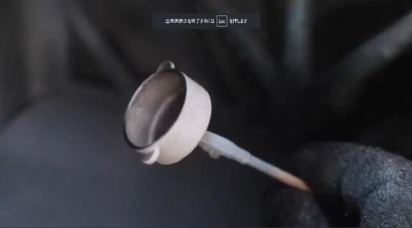 鍋をシルバーに塗装する様子