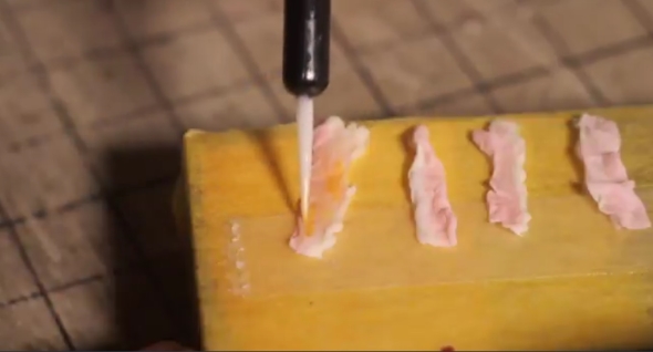 ベーコンを手作りする様子