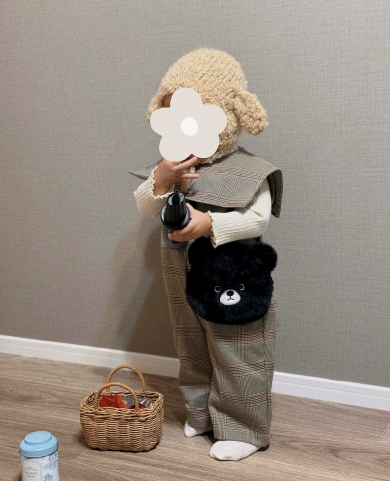 黒いポシェットを肩から掛ける子ども