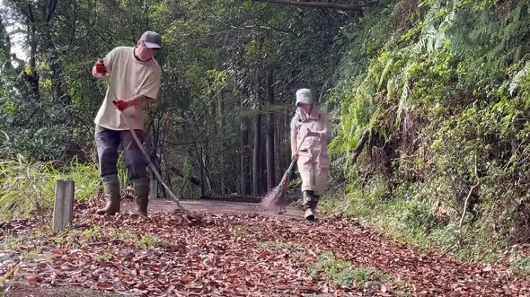 山奥の放置された水源を掃除して水を引いた人