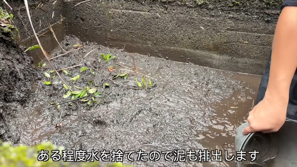 山奥の放置された水源を掃除して水を引いた人