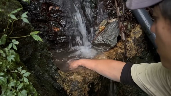 山奥の放置された水源を掃除して水を引いた人