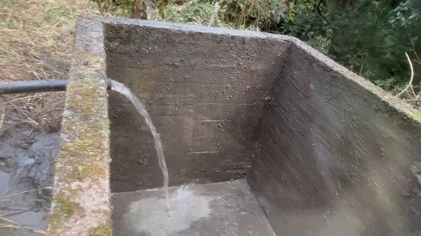 山奥の放置された水源を掃除して水を引いた人