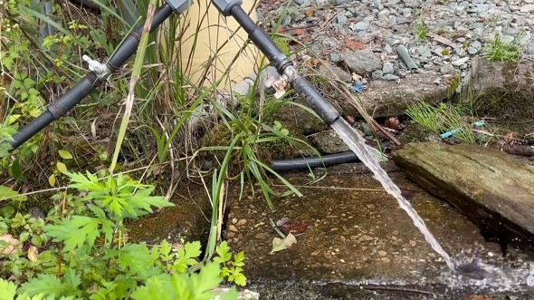 山奥の放置された水源を掃除して水を引いた人