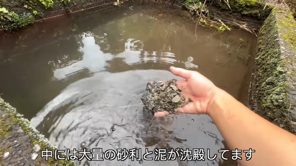 山奥の放置された水源を掃除して水を引いた人