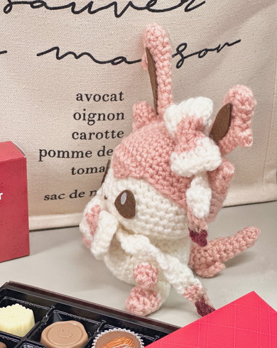 ポケモン「ニンフィア」のあみぐるみ