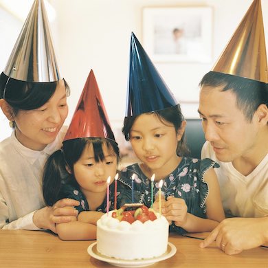 誕生日のケーキを囲んだ写真