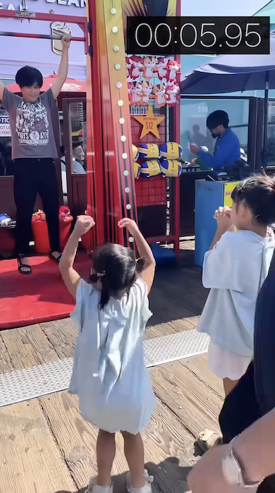 ぶら下がりチャレンジでがんばるパパ